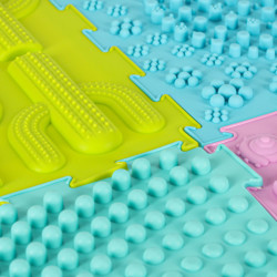 Senzorická podložka montessori na masáž chodidiel 8 kusov pastelových