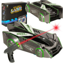 RC laserom riadené auto jazdiace po stene na laserovej šedi