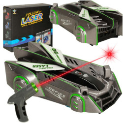 RC laserom riadené auto jazdiace po stene na laserovej šedi
