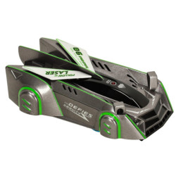 RC laserom riadené auto jazdiace po stene na laserovej šedi