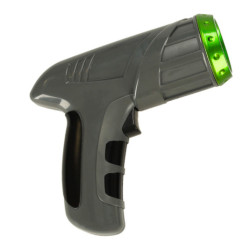 RC laserom riadené auto jazdiace po stene na laserovej šedi