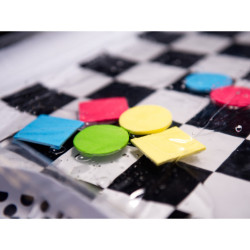 Vodná nafukovacia podložka kontrastná čierna a biela šachovnica 65 cm x 50 cm