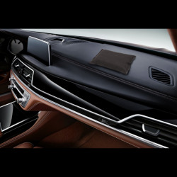 pohlcovač vlhkosti v aute na prístrojovej doske