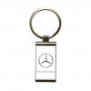 Kovová kľúčenka so živicovou nálepkou s logom auta.